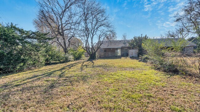 Building Photo - E 35th St Duplex