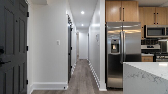 Building Photo - Contemporary 2-Bed, 2-Bath Garden Apartment in Uptown – Move-In Ready!