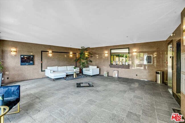 Building Photo - 2222 Beachwood Dr