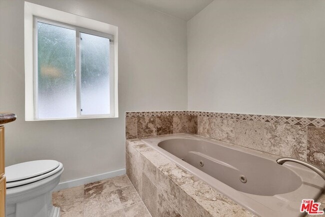 Building Photo - 1713 Queens Ct