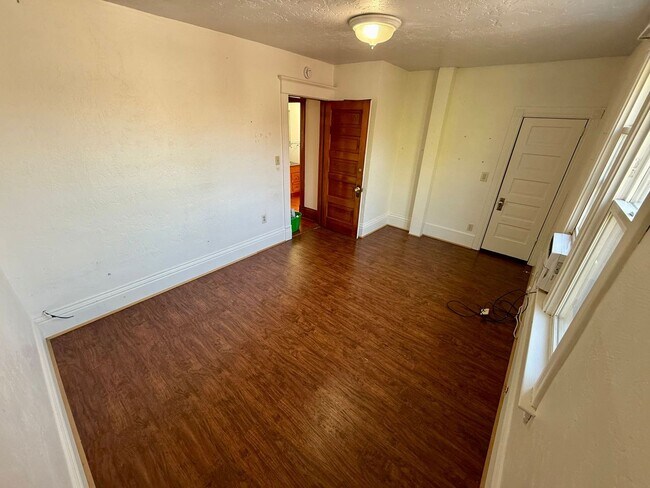 Building Photo - Victorian Charmer – 3 Bed, 1.75 Bath – Utilities Included!