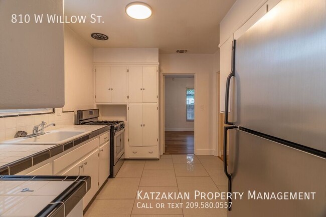 Building Photo - Large 2-Story 1-Bedroom 1.5 Bath Midtown T...