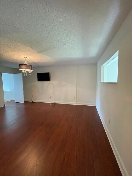 Upstairs bedroom - 2190 Woodbridge Rd