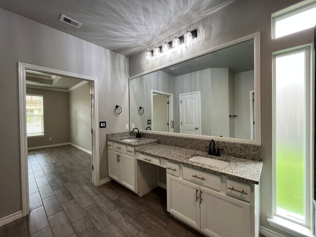 Building Photo - WALKING DISTANCE FROM OSO BAY WETLAND PRES...