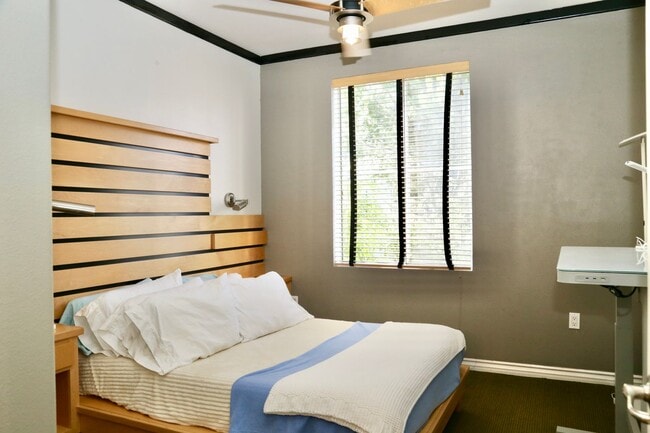 Building Photo - ONE BEDROOM CONDO WITH LUXURY AMENITIES