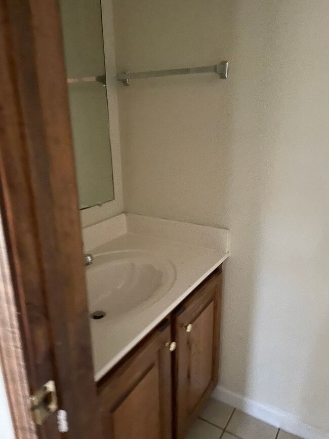 Building Photo - Lovely 2 bedroom 1.5 Bath  Townhome in Cit...