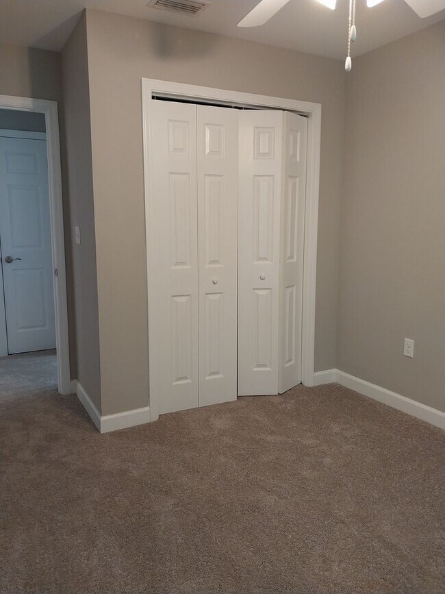 Building Photo - Gorgeous 3 Bedroom 2.5 Bath Townhome