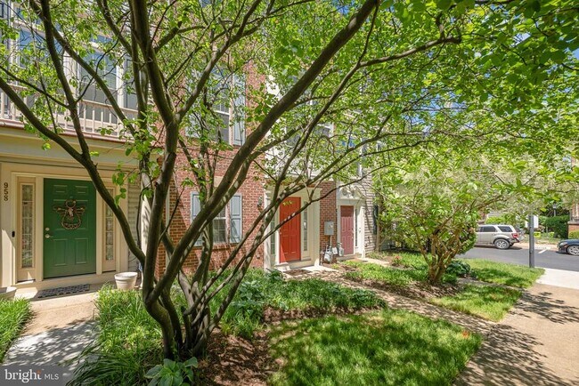Building Photo - 956 Harrison Cir
