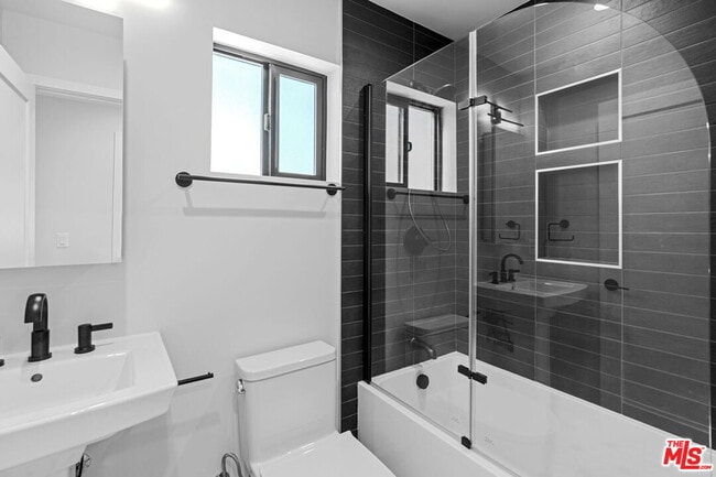 Building Photo - 1518 1/2 Stearns Dr