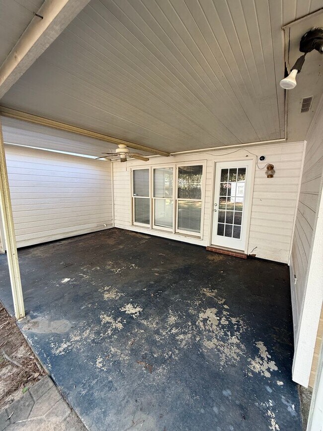 Building Photo - ** 4 Bed 2 bath located in Johnstown ** Ca...