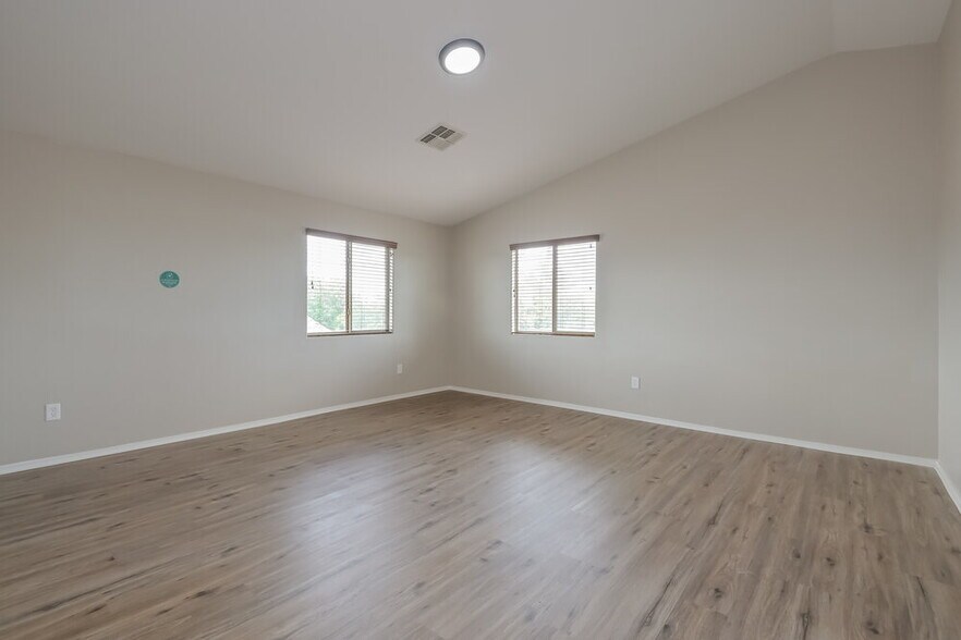 Building Photo - 121 W Calle Paso Suave