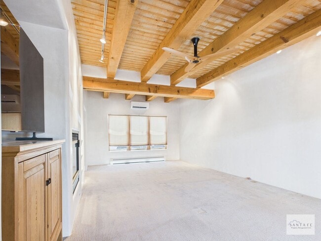 Building Photo - Beautifully Done Custom Built Townhouse wi...