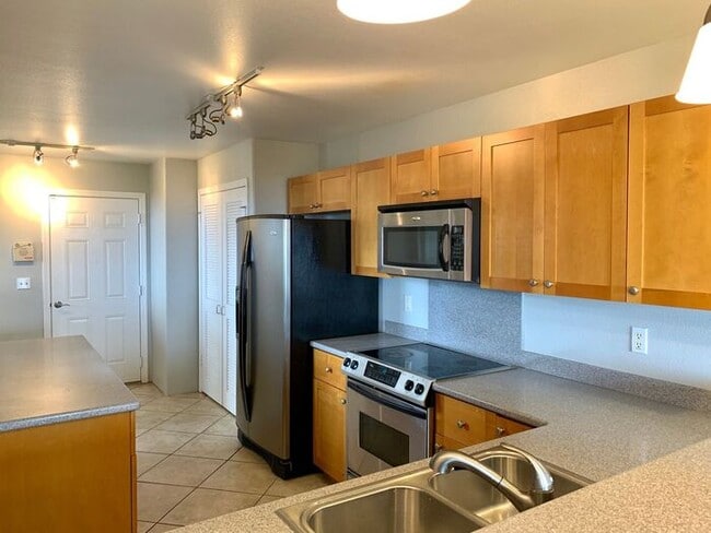 Building Photo - Makakilo: 3 Bdrm 2.5 Bath Townhouse w/ 2 C...