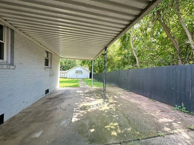 Building Photo - Cleveland Park Renovation!  Walking Distance to Everything! Jetted Shower - Fully Fenced - Garage...