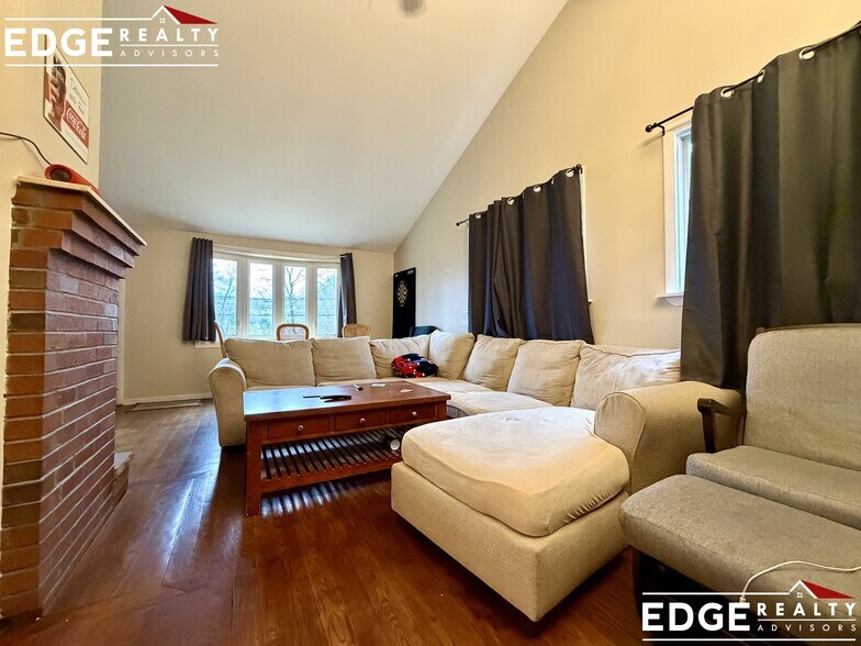 Building Photo - 191 Kenrick St