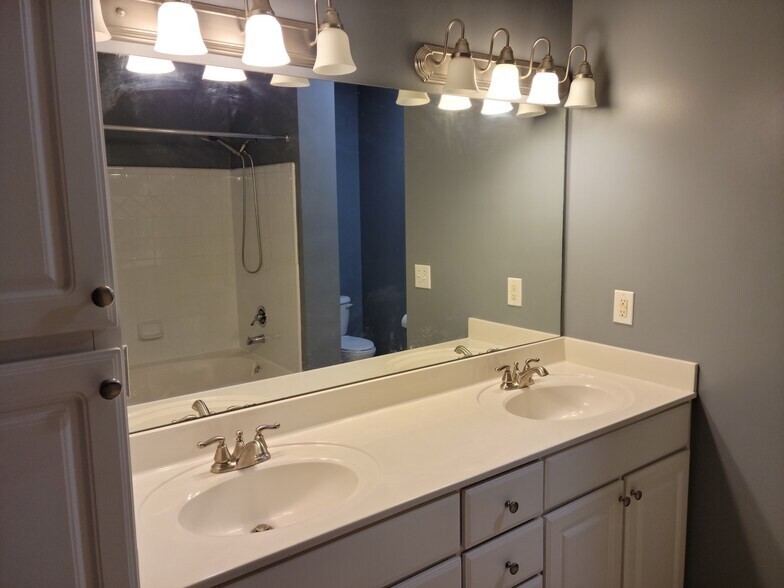 Building Photo - 6203 Regency Ct