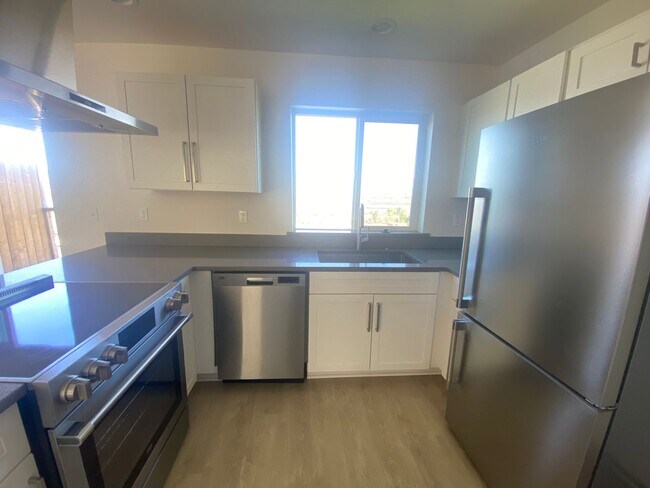 Building Photo - Newer 3 Bedroom Duplex with Gorgeous River Views!