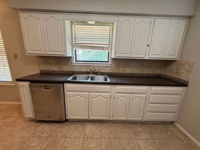 Building Photo - Broken Arrow - 3 bedroom 2 bath!!