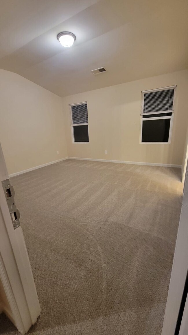 Building Photo - 2545 Piering Dr