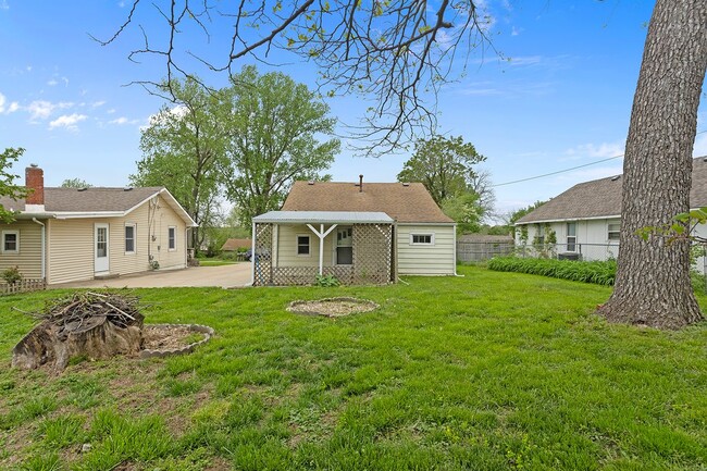 Building Photo - 4437 N Jackson Ave