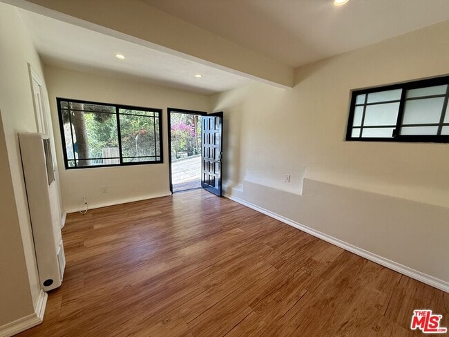 Building Photo - 1926 Hillcrest Rd