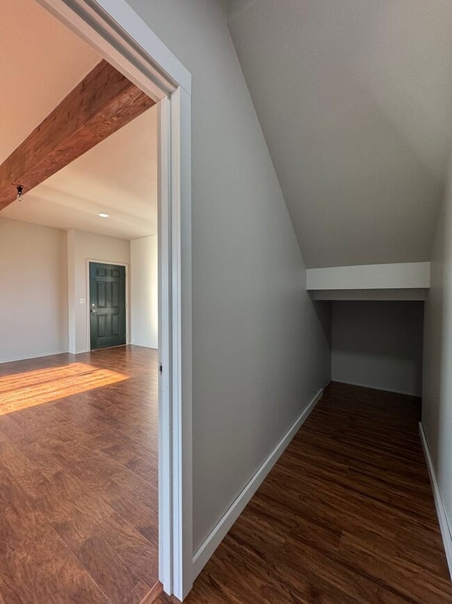 Building Photo - Newly Renovated & Ready to Impress!