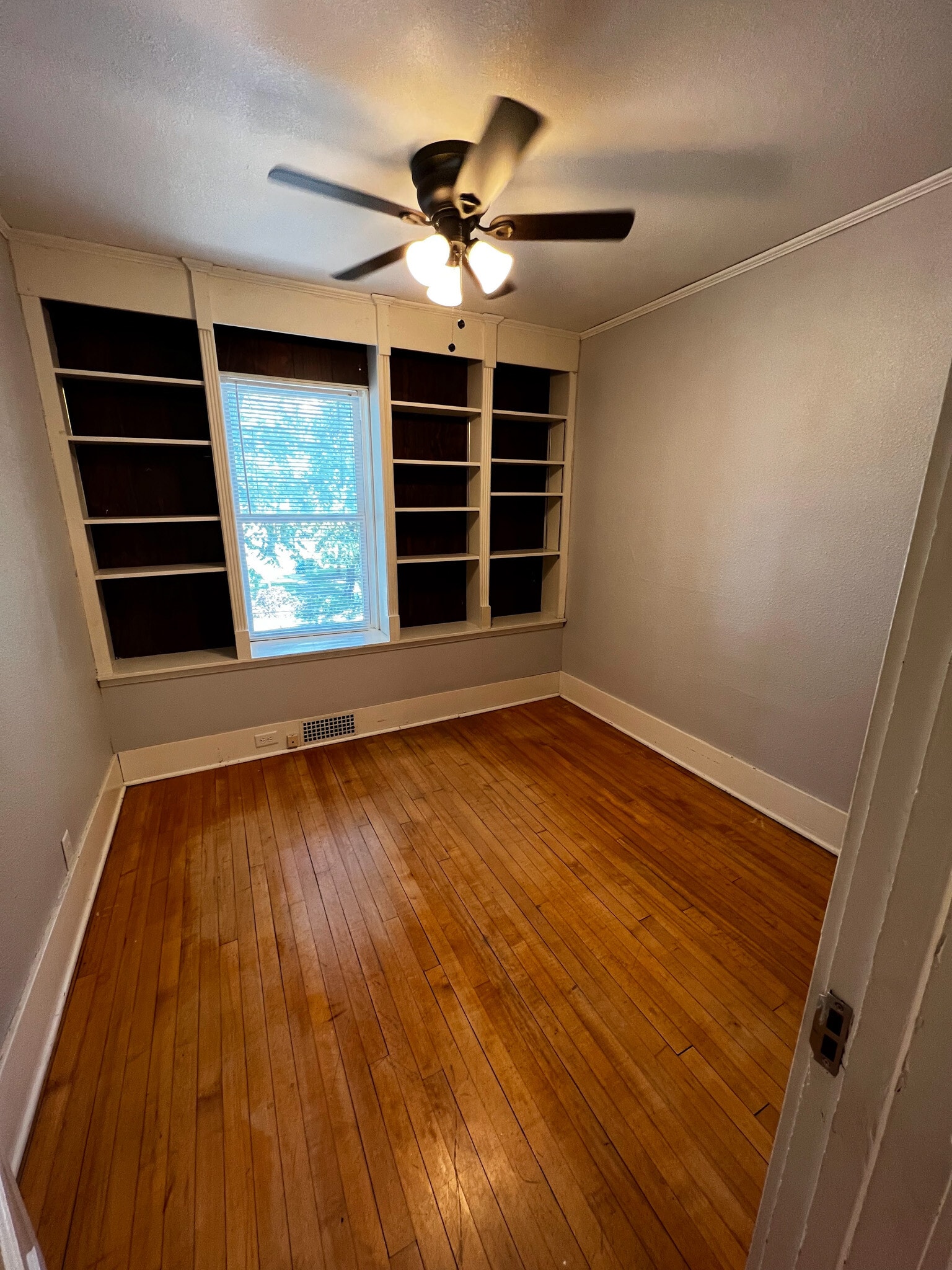 Building Photo - 820 10th Ave N