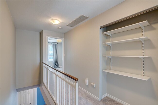 Building Photo - Remodeled 2-Bed, 2.5-Bath Townhome, 2 Park...