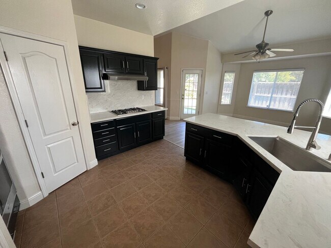 Building Photo - Beautiful Home for rent in Visalia, Ca