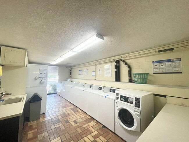 Building Photo - Ground Floor Unit in Likini West Available...