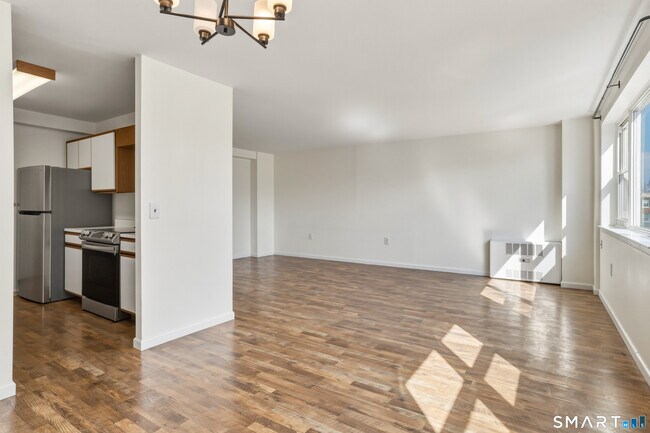 Building Photo - 889 Farmington Ave