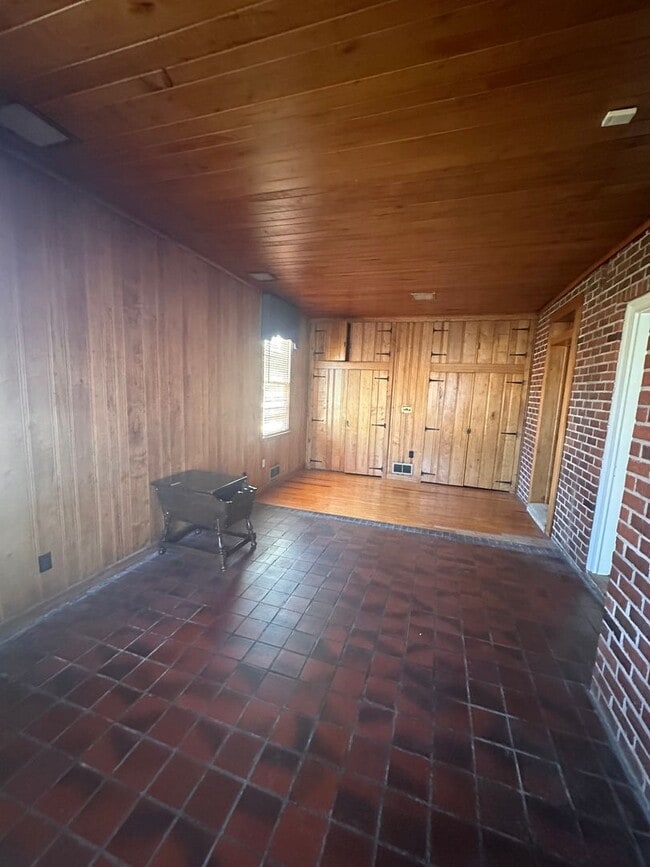 Building Photo - 3 Bed 2 Bath Brick Home with Fenced in Backyard and Additional Living Space
