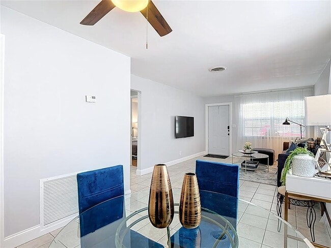 Building Photo - 220 Southeast Jefferson Cir N