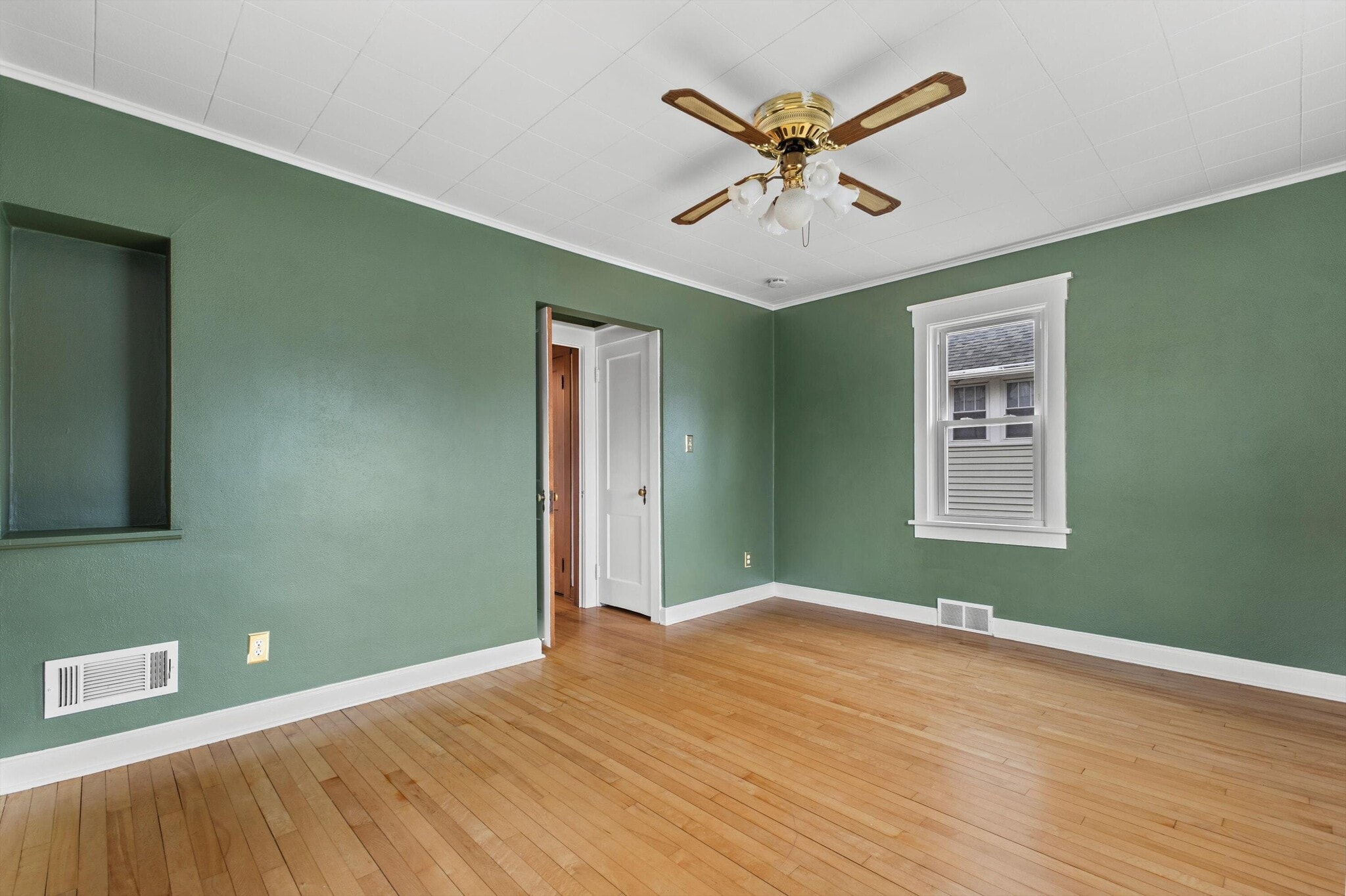 Building Photo - 137 W Newhall Ave