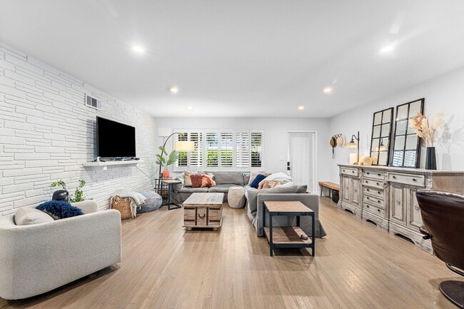 Building Photo - 162 Vassar Dr