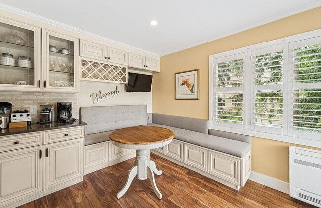 Building Photo - "Spacious 2-Bed, 2-Bath Gem in Prime Bellevue Location - 1455 Sq Ft of Modern Living!"