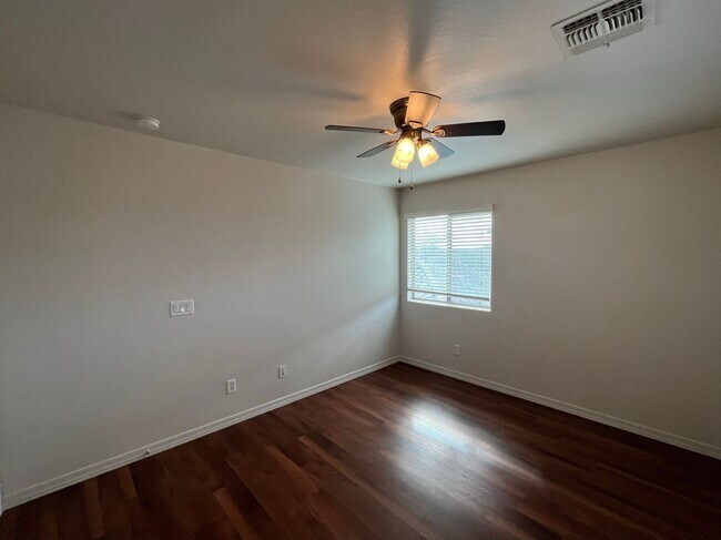 Building Photo - 4 Bedroom Home with Loft in Stonefield Com...