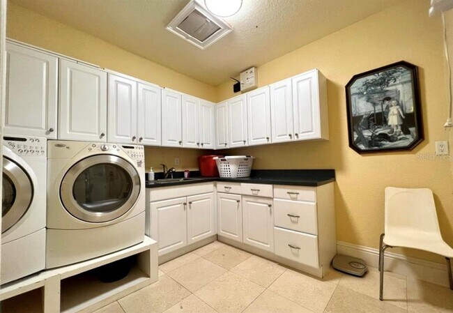 Building Photo - 9561 Lavill Ln