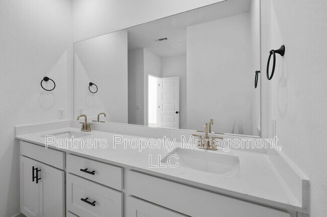 Building Photo - 411 W Taverner Xing