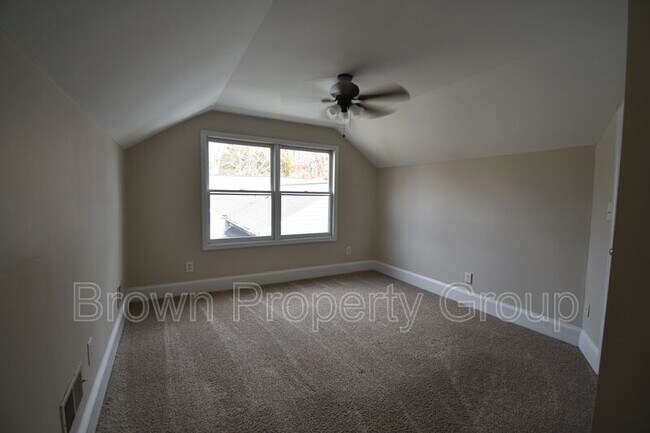 Building Photo - 702 Poole Dr