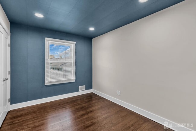 Building Photo - 36 Van Buren Ave