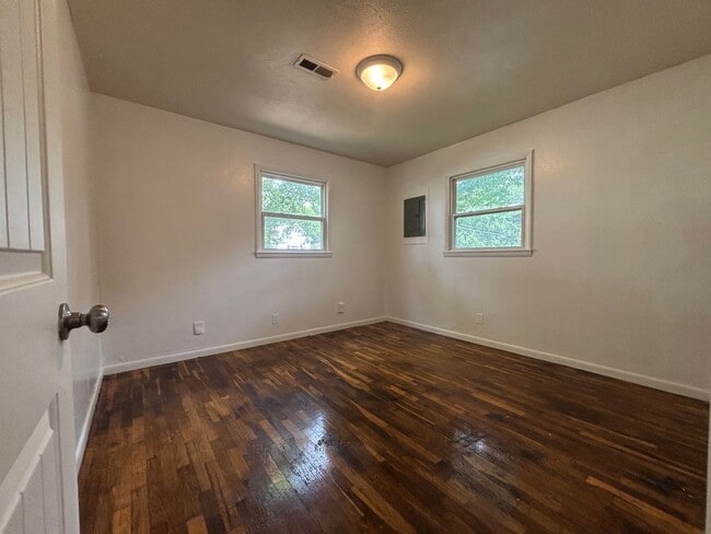 Building Photo - Rent this Beautiful 2 Bedroom 1 Bath Home