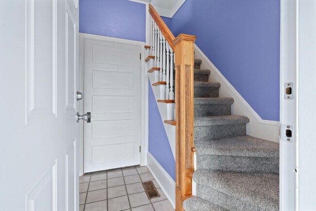 Building Photo - Spacious 4BR Turn-of-the-Century Charmer in the Heart of Bremerton!