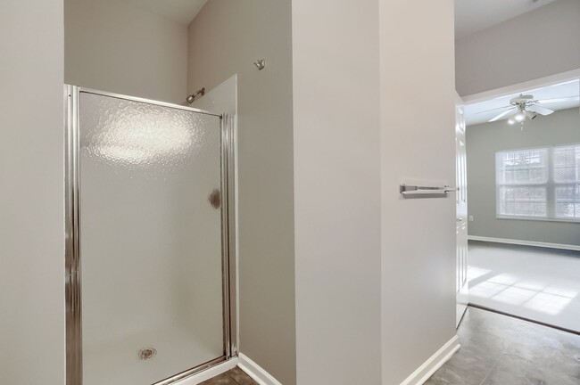 Building Photo - Completely Updated FIRST FLOOR Condo For L...