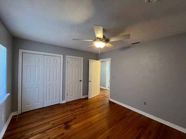 Building Photo - Beautiful 2 Bed/2 Bath Home in Ocala!! BOUNUS ROOM Included! Lawn care INCLUDED!