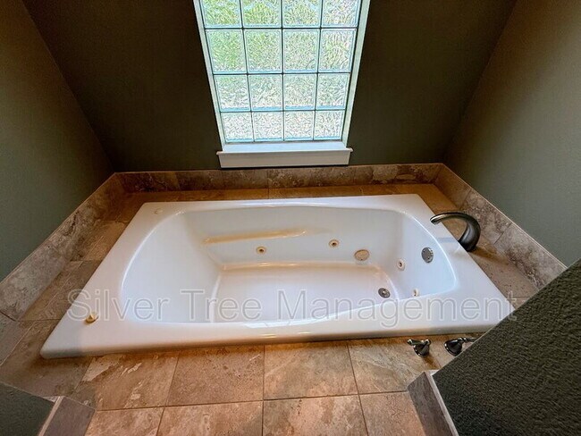 Building Photo - 3204 Wycliff Ave