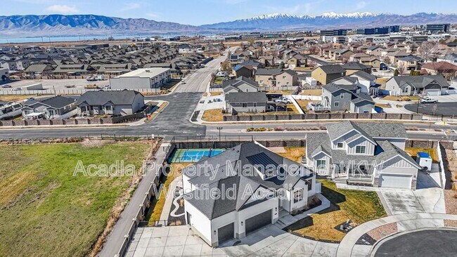 Building Photo - 1437 W Valley Dr