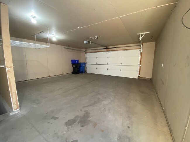Building Photo - 3 Bedroom Twinhome near the New Sandford Hospital!!