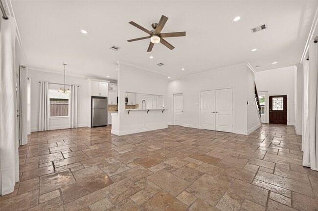 Building Photo - 2211 Silverbonnet St