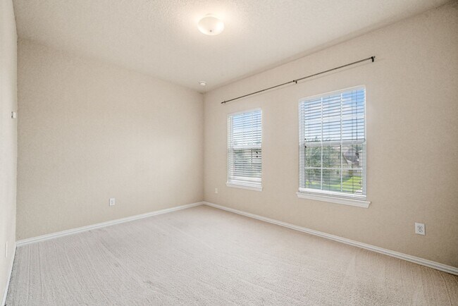 Building Photo - New Braunfels Beauty with plenty of SPACE!